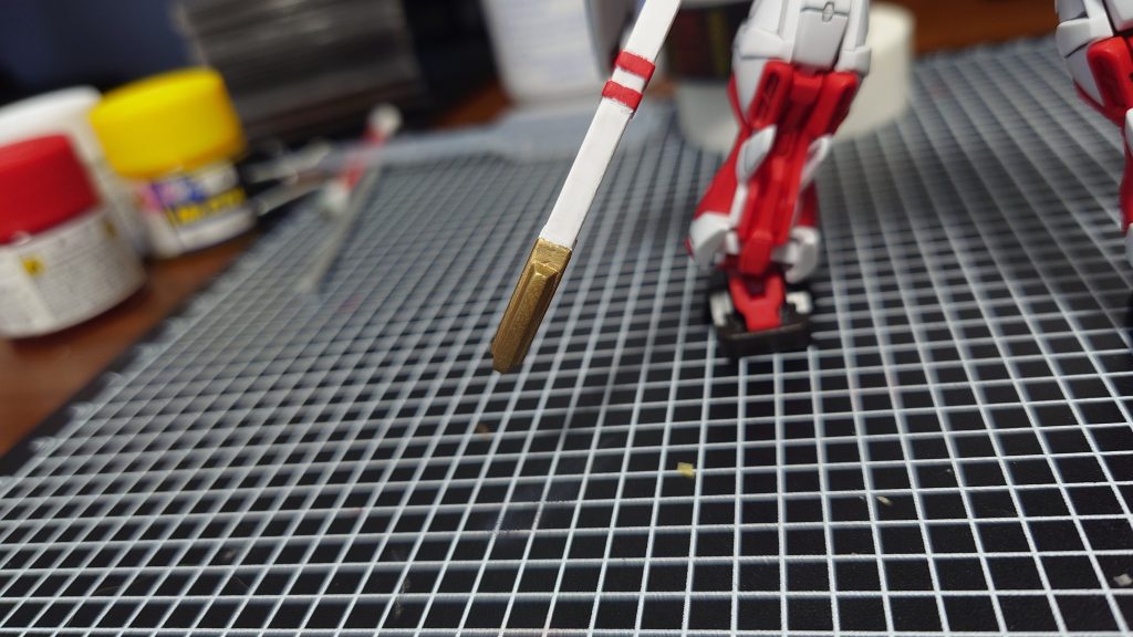 金色部分は合わせ目消しも上手くいってて気に入ってますただ夢中になってやってるうちにガーベラ本体を無くしてしまいました(gundam-kao10)次はもっと上手くなってるはず！