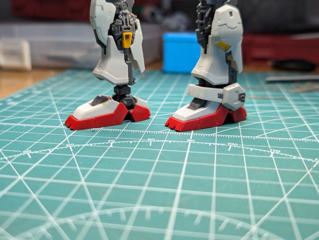 左側が加工品。右側が素組み。①どうしても気になったのが、足の甲が平べったいのが嫌だったので、1mm厚みを増しました。この状態だとつま先部分(白外装部分)が厚すぎですので、つま先部分から足首に向けて削りました。その時の写真は無し。完成品で見比べて下さい。②裾部分の不自然な滑らかなモールドを立体にしました。