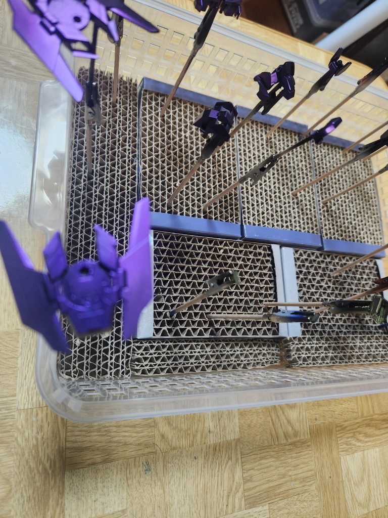 カラーレシピ(関節)ガイア銀サフ→ガイアガンメタ(白)タミヤグレーサフ→ガイアexホワイト→クレオスルビーレッド(紫)ガイア黒サフ→クレオスクリスタルカラーアメジストパープル(赤)ガイア黒サフ→クレオスクリスタルカラールビーレッド(金)ガイア黒サフ→クレオスクリスタルカラートパーズゴールド