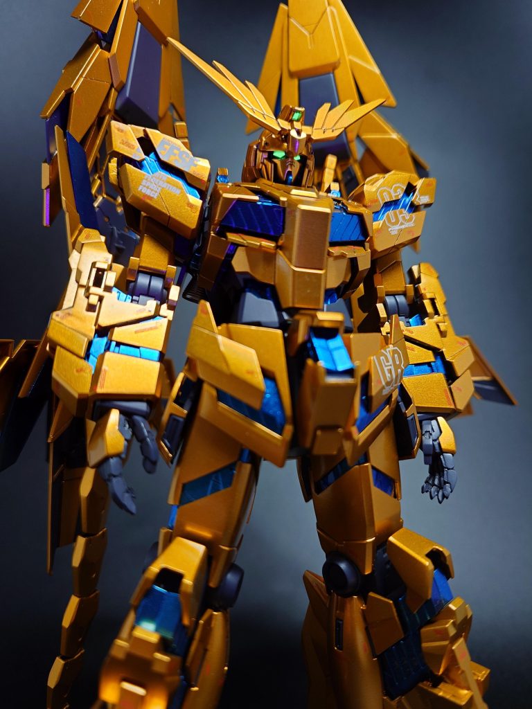 腕は肩の大型化と軸を上方へ移動。上腕の短縮と前腕を延長し、サイコフレームの露出を増やしています。手首はハイディティールマニピュレーターのユニコーン用を使用。劇中イメージなので武器は持たせていません。