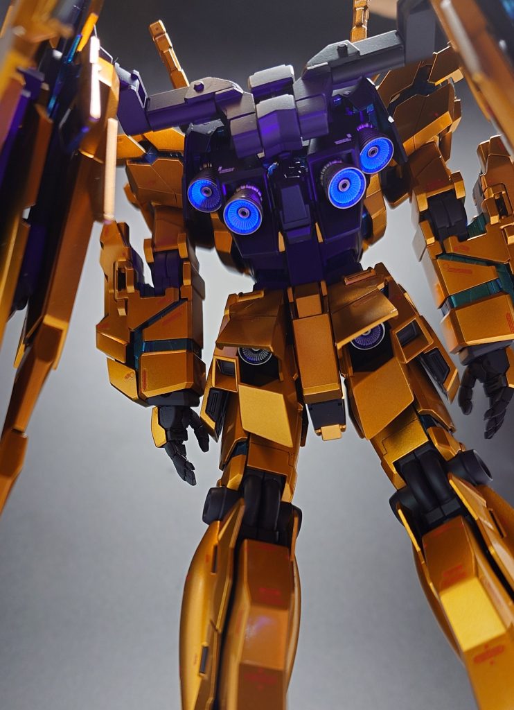 背面。バーニアはあすぱら模型さんの火花クラシックスラスター亜種を使用。内部パーツがクリア化されているので、クレオスのディープクリアブルーの上から、ガイアのメタリックプリズムプログラムを軽く吹付け。ブラックライトで軽く光ります！