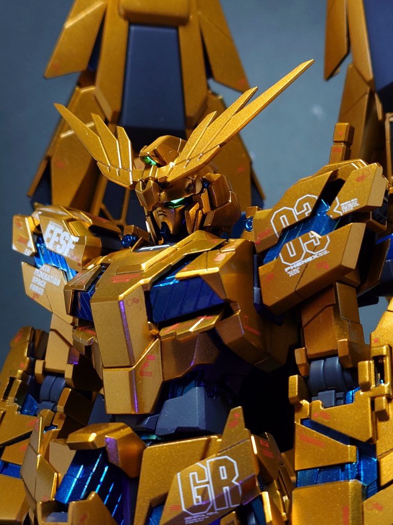 ツインアイはプラ板で新造。蛍光イエローで塗ってあるので、ブラックライトで光ります。