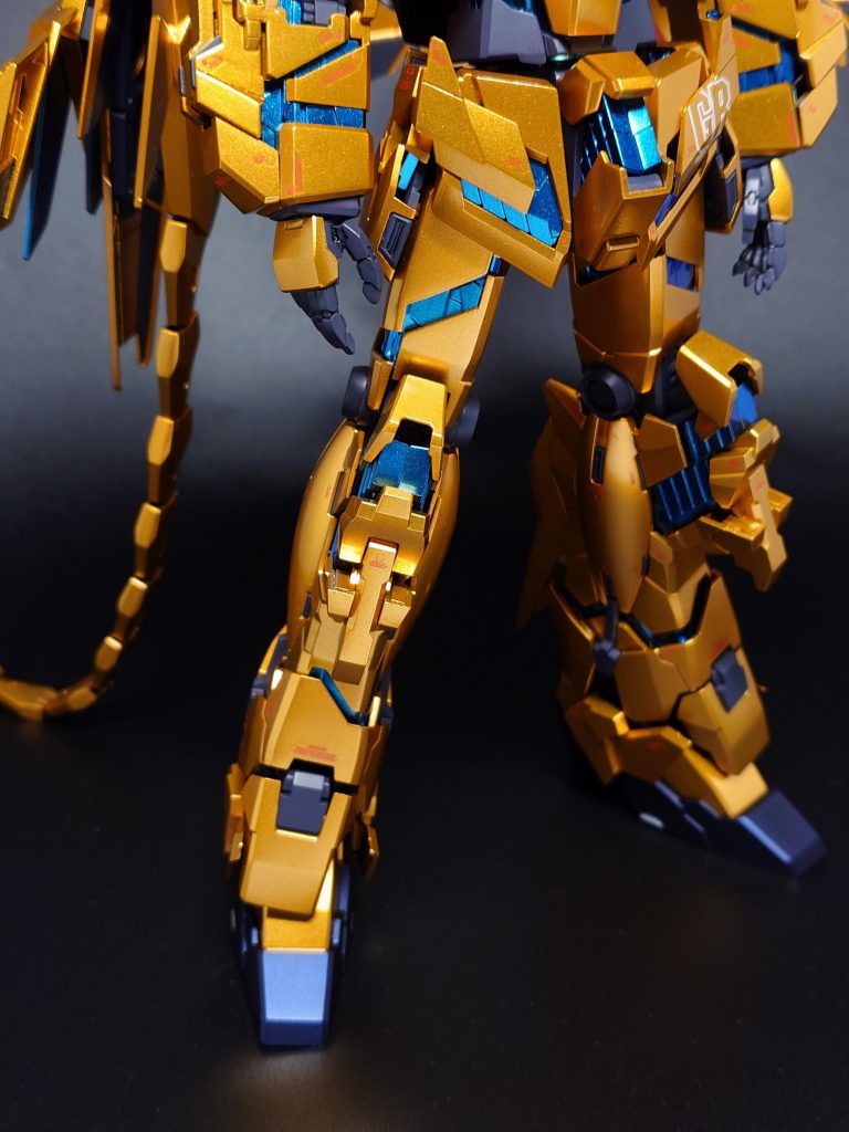 足はユニコーンモードの状態で太ももとスネの装甲をカットしてサイコフレームを露出させる定番工作です。