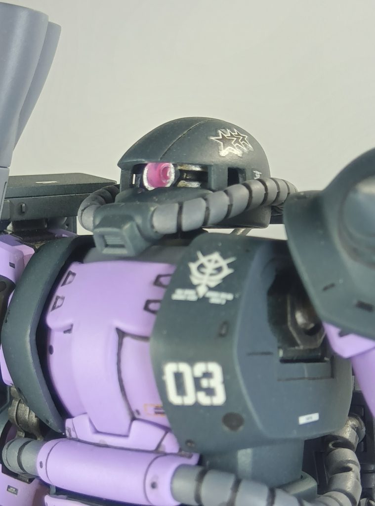 頭部はプラパイプとバーニアを使ってモノアイレールを表現してあります頭部のひさし部分は1mmプラ板を貼り付けて目元が鋭くなるようにしてあります