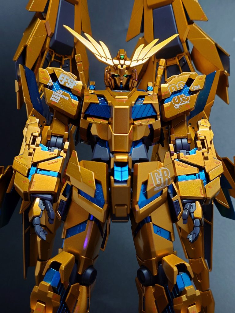 胴体は胸部の装甲のスライドを半分くらいにとどめ、足と同じく装甲を切ってフレームを露出させました。腰は延長してサイコフレームの露出を増やしています。