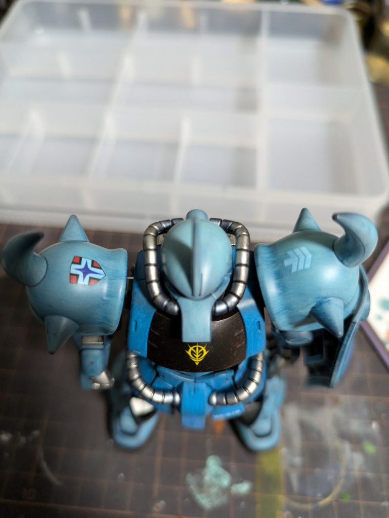 大失敗ポイントバラして塗装、デカーリングしてたので肩アーマーの向きを盛大に間違えて萎え散らかしたウェザリングの流れもエンブレム位置もおかしくなって絶望しましたが、なんとか上付きに直しました。可動域は減りました