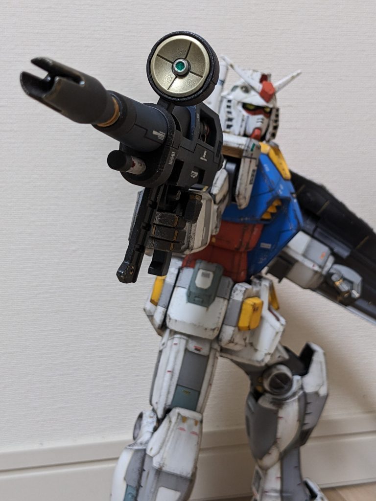 キットの可動域は、最近のHGより狭いです。重量級のプラモでありながらポーズ固定が決まるのは、工夫されたポリキャップのおかげ。ただ、このポーズはGBWCのレギュ違反ギリギリくらい場所取ります。