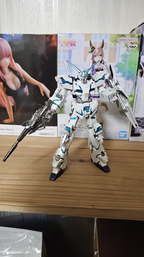 ビームマグナム、手、腰等はミラークローム。フレームはパールのコールドホワイトをうす塗りしてます。