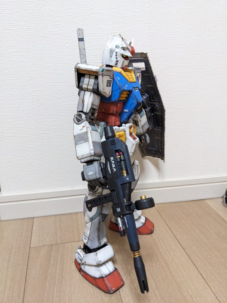 ライフル側から。ビームライフルは全塗装です。そのため本体の色味に対して若干違和感が出てしまったような…😰成形色のグレーでは寂しかったので、つい…