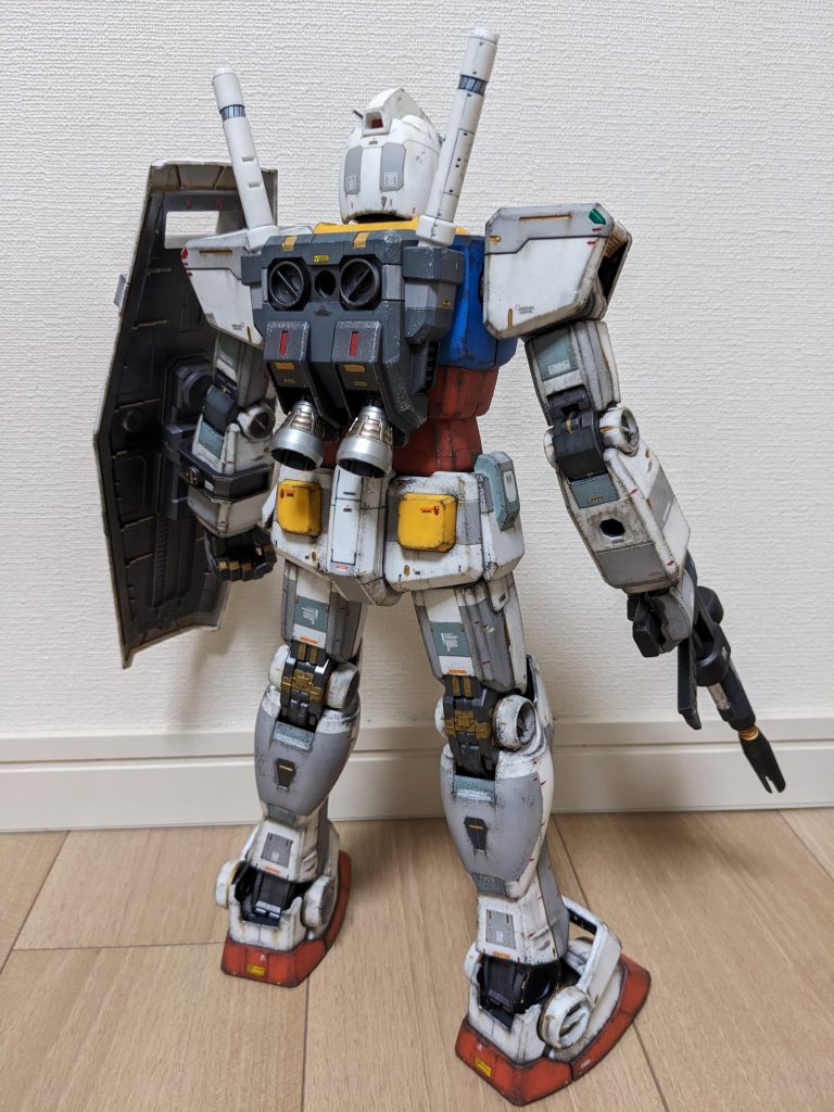 バックショット。たくましい背中姿です。