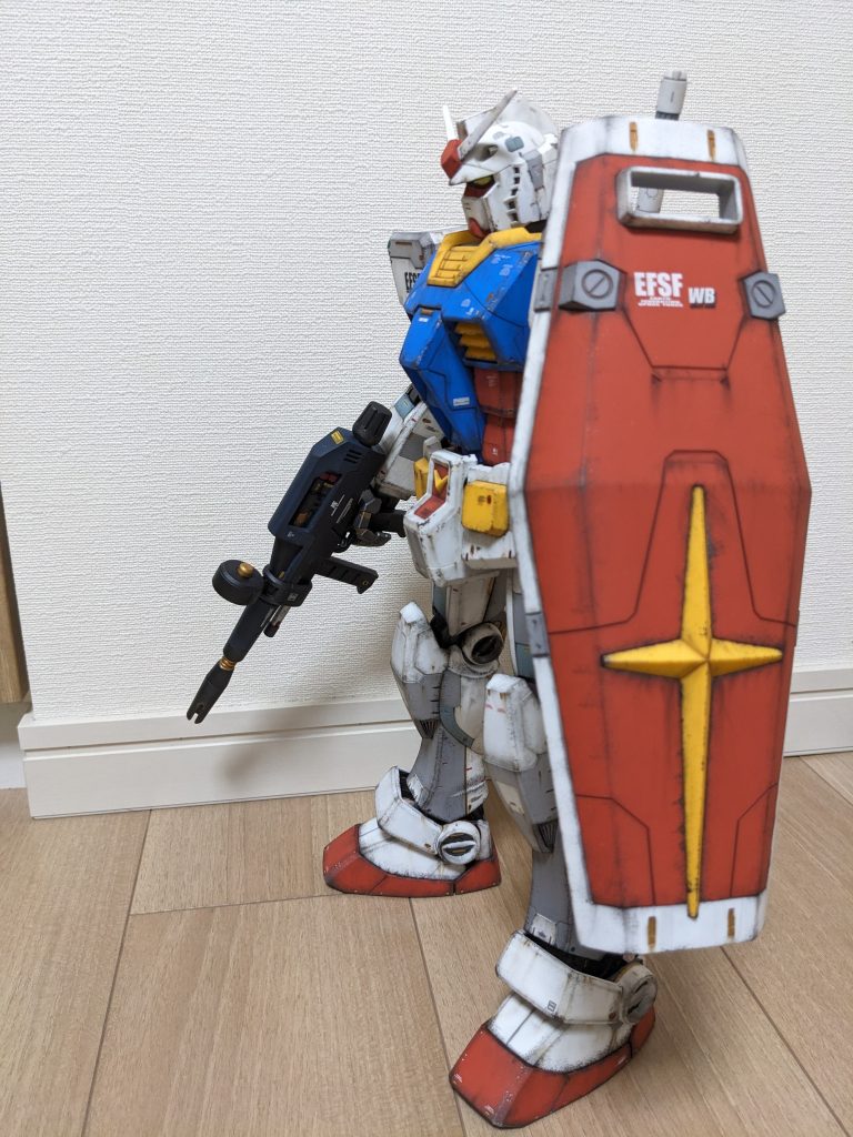 シールド側から。シールド正面は、ほぼ成形色。裏側は白縁以外塗装してます。デカールはキット付属のものを全て使い、ストックしてる中から適当に貼ってます。