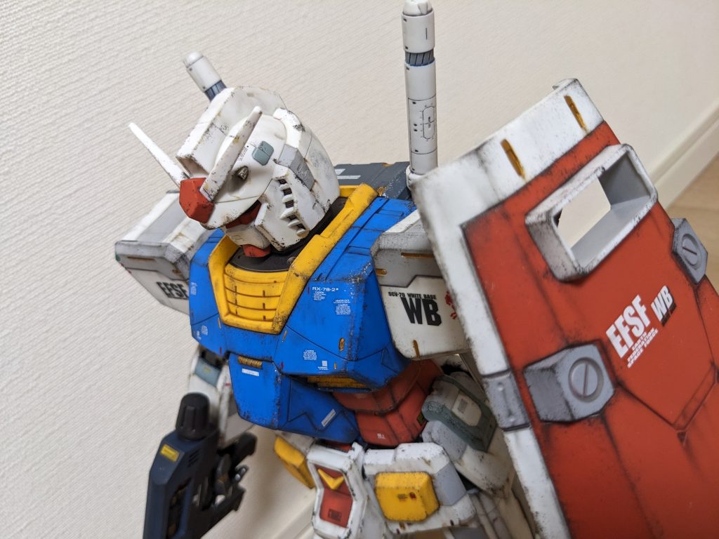 俯瞰で。なにげにこの角度気に入ってます😁頭部バルカンは黄色からメッキシルバーへ。