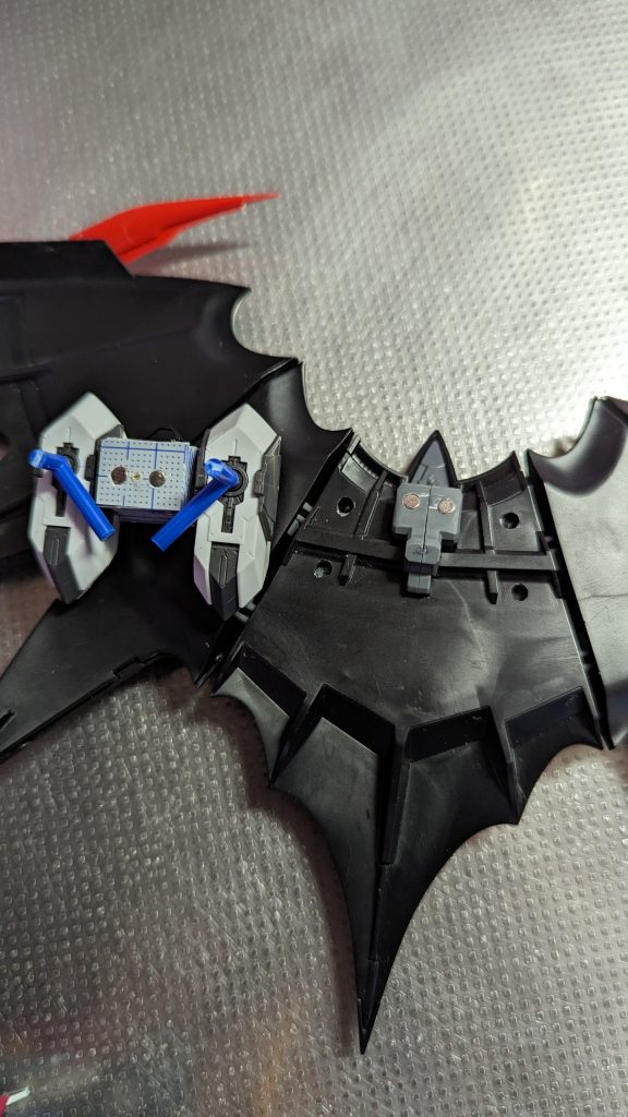 より「悪魔」らしくする考えでMGデスサイズヘルEWからバックパックを拝借、勿論そのままつけれる訳では無いのでMGバルバトスのバックパックの一部を切り抜いてプラ板で重ねネオジム磁石を埋め込んだのですが、羽が重いので穴を開けてMGブルーフレームセカンドリバイのナイフ鞘のボールジョイントを真鍮とランナー棒で支えるように付けました、これを撮ったのが最初期なので今はジョイント部を変更しています