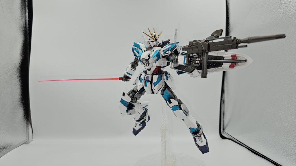 フレームはEXホワイトにガラスパール骨格はスターブライトアイアンとガンメタルグレーのフレームはシルバーにガラスパールサイコフレームはシルバーに蛍光ブルーグリーンコアファイターはパールウルトラマリンブルーブリリアントとデスティニーレッド+ガラスパールアンテナはパールゴールド基本パール塗装と蛍光で仕上げています。持っているのはナイチンゲールのサーベルの柄ですねw