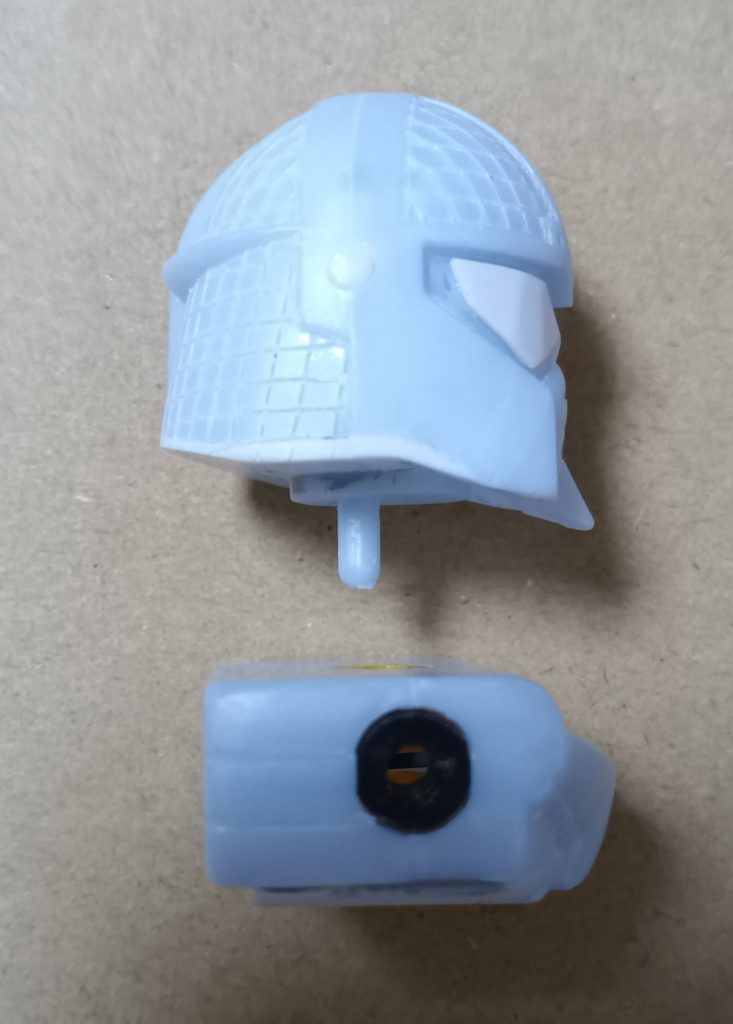 頭部は前に出過ぎているのと頬当てが胴体に引っ掛かって首が回せないので、まず接続軸を土台ごと切り取り、下面と頬当てに1㎜プラバンを貼り接続軸を1.5㎜前に接着、頬下部は削ります。 これで左右30°程動きます。(真横を向かせるにはあと2㎜くらい底上げしないと・・・それではバランス崩れるので)胴体は腰部でカット。 キットのポリキャップは黄色で、腕を上げると目立つので、コマンドガンダムを作ったときの余りの黒いモノに変更。 腰部との接続にキットのモノを使いました。