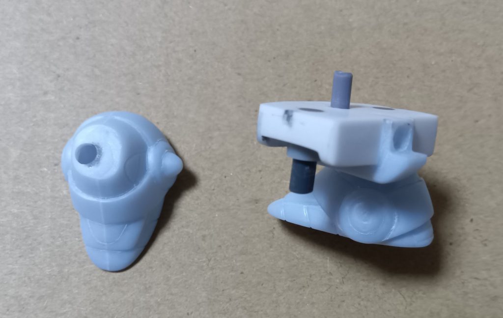 腰部は横と後ろはプラバンで制作。 左右には、腰鎧固定用の溝を彫ってあります。脚部とはポリキャップ接続だったのですが、ダボを切り取ってしまったのと、腰鎧を付けるとほぼ可動しないので、腰部にプラパイプとランナーで接続ピンを立てて、脚部のピンを切り取り開孔しています。