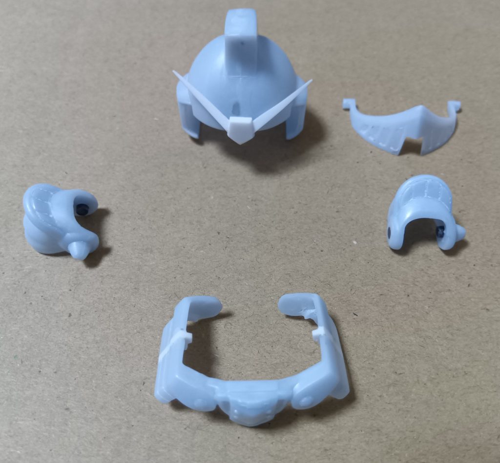 鎧兜はポリパーツのアンテナをプラバンで自作。肩鎧は接続方法を変えたので元のダボを切って、肩の前後の穴にはめるためのランナーを接着。腰鎧は胴体後ろから切り取った部分を接着。 接着面で1.5㎜幅増して、内側に本体に引っ掛けるストッパーを接着。 腰鎧を装着するためには、一度腰部を外して上から被せます。