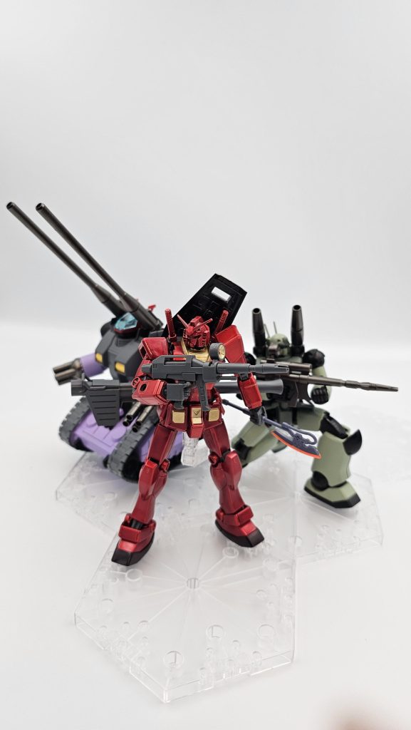 ホワイトベース隊が揃いました。このガンダムから始まったジオン風塗装でした。ジオンぽさ出すためにガンダムにザクⅡ改のヒートホーク持たせましたが、バトオペ風に言うと3種格闘(一刀、2刀、斧)に2種即よろけ(ビーライ、バズ)でなかなかヤバそうw