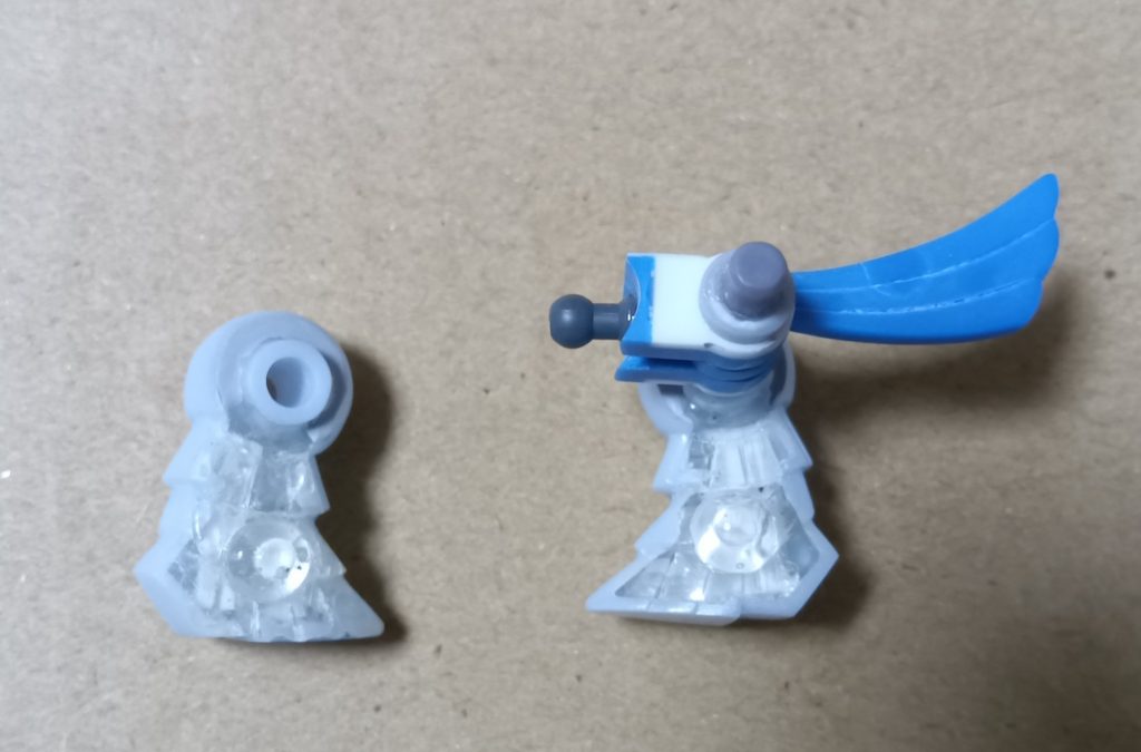 ケンタウロスの脚の肉抜きは、百均のお湯で柔らかくなる粘土で反対側の型を取り、UVレジンで埋めました。肉抜きを埋めたので、脚がフレームに干渉するのと、フレームが細くて脚の間隔が狭いので、フレームをプラバンでサンド、脚の接続部にプラパイプを接着して適度な間隔に。 尻尾を深く畳めるように、フレームの合わせ目を削って溝を彫っています。昔バーサルナイト作ったときから、尻尾に電磁スピアをマウントするのはオカシイと思っていたので、尻尾の切り欠きは埋めてホルダーは自作します。胴体との接続はボールジョイントに。