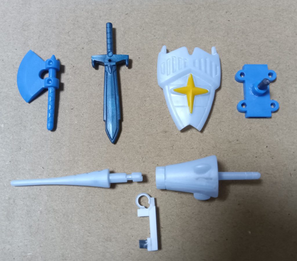 武装ナイトソードと、何故か付いている鋼の斧はヤスリ掛けのみ。ナイトシールドはソードを納めたときのストッパーを削り、塗装剥がれを防止。 腕の接続軸を切ったので、コチラに接続用のランナーを接着。電磁スピアはスプリングギミックはオミットして、引き金部分はランナーを接着して埋めました。プラ材とランナーでスピアのホルダーを自作。