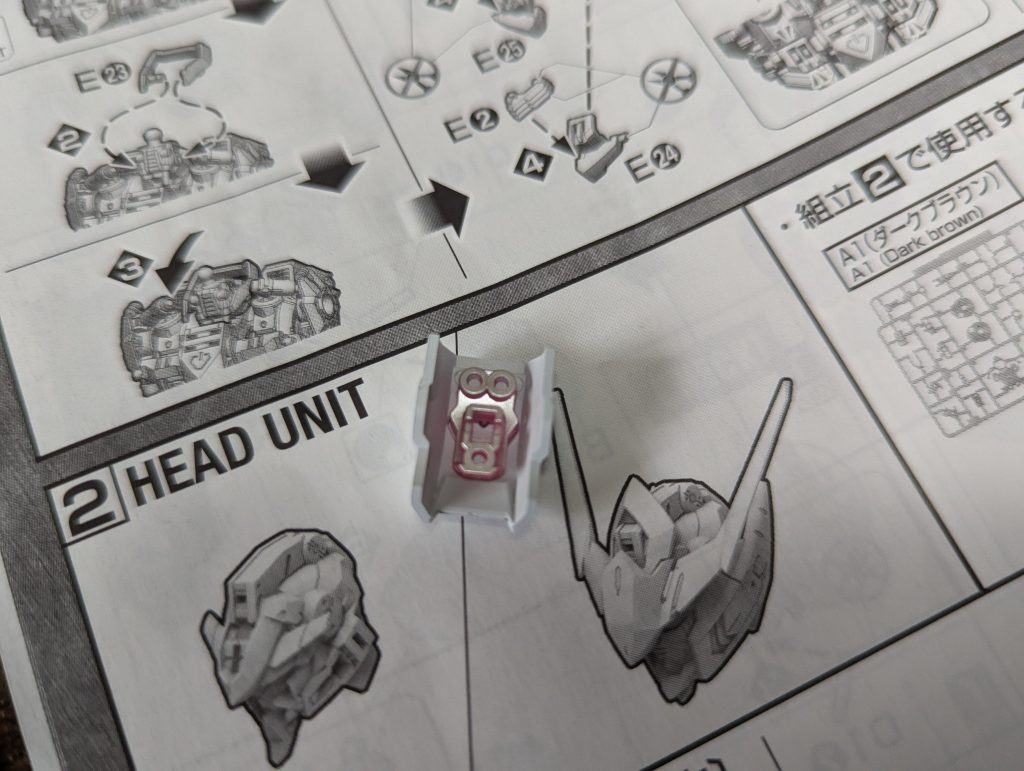 所々にあるピンクのクリアパーツ裏はシルバーを塗って光を反射するようにしています♪