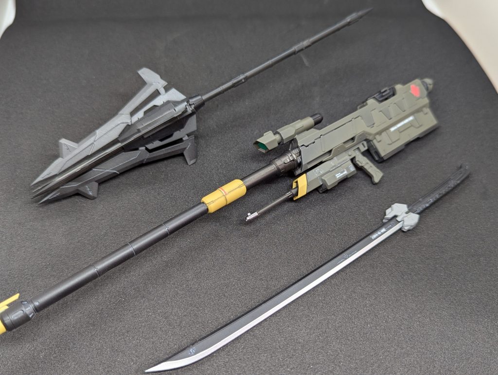 メイス、滑腔砲、太刀です。メイスはグレーサフ→ガイアブラックにライトグレーのスミ入れをしています。滑腔砲はミリタリー系の色をイメージで、ブラストカーキ中心に暗めに塗装しています黄色部分はダークイエローを塗っています。太刀はサフ→ガイアブラックを基本に刃部分はシルバーに塗り分けております。