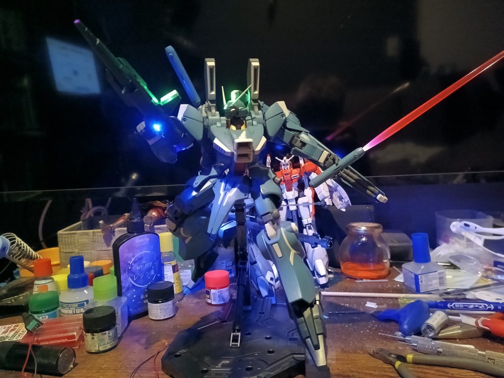 全身ショット👍肩のミサイルポッドは何かオモチャっぽい感じがしたんで付けるかこのままか思案中😅💦