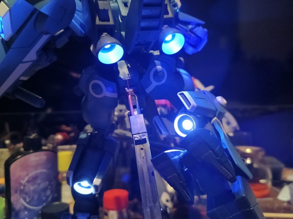 サイドアーマーとバックパックはブルー、ふくらはぎはホワイト👍