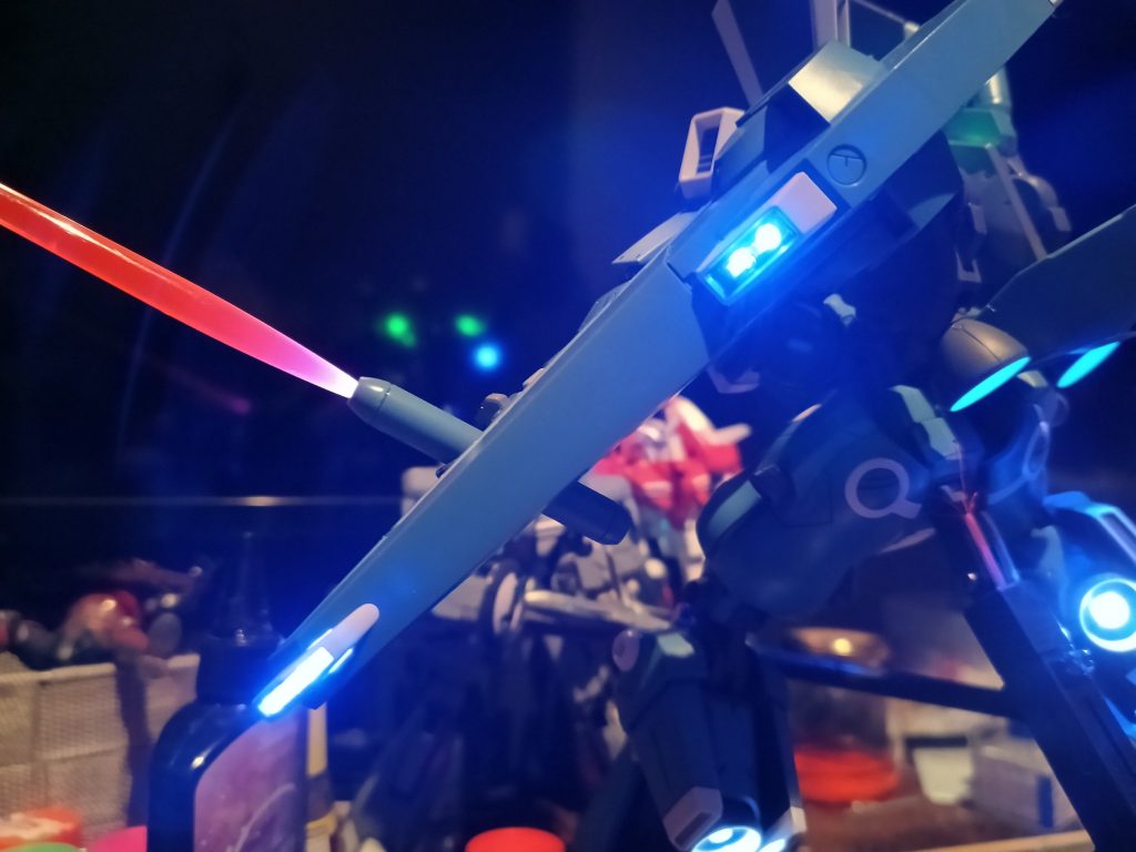 シールドにもクリアパーツがあったんでブルーを入れてます👍