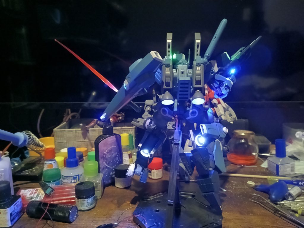 写真撮ってて気付いたんですが、左のサイドアーマーのバーニアが断線😱😱💦😣もうリカバリー出来ないのでこのままに😥😅💦💦