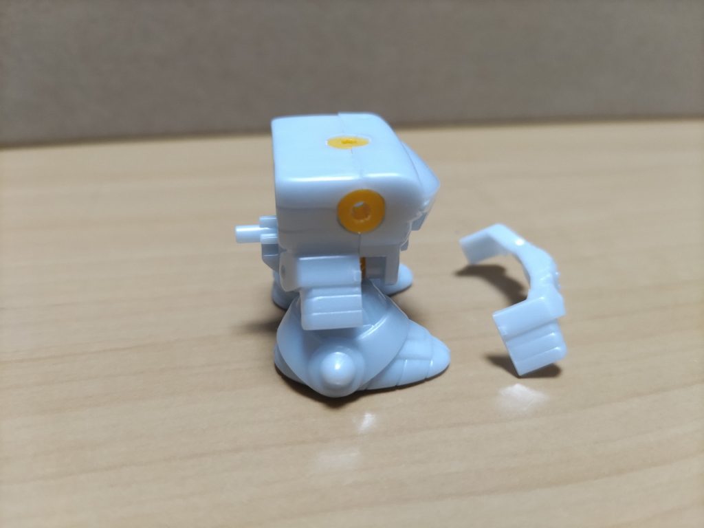 腰鎧が前半分のみで、後ろ半分は本体と一体化しているので、後ろ半分の鎧部分は切り取りました。