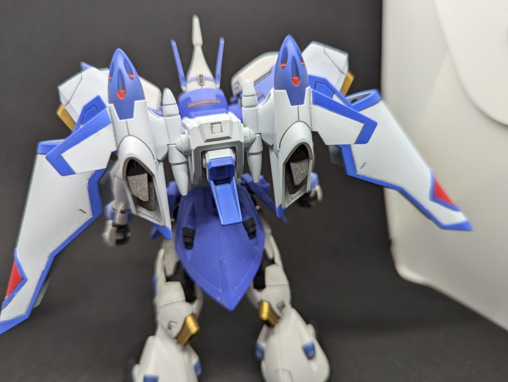 バックパック「ボレロS」の塗り分けはかなり手間がかかりました。各部スラスターは差し色にガイアカラーのシャンパンゴールドを使用しています。