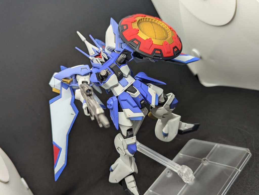 ビームライフルと胸部ビーム機銃トリデンティを装備。