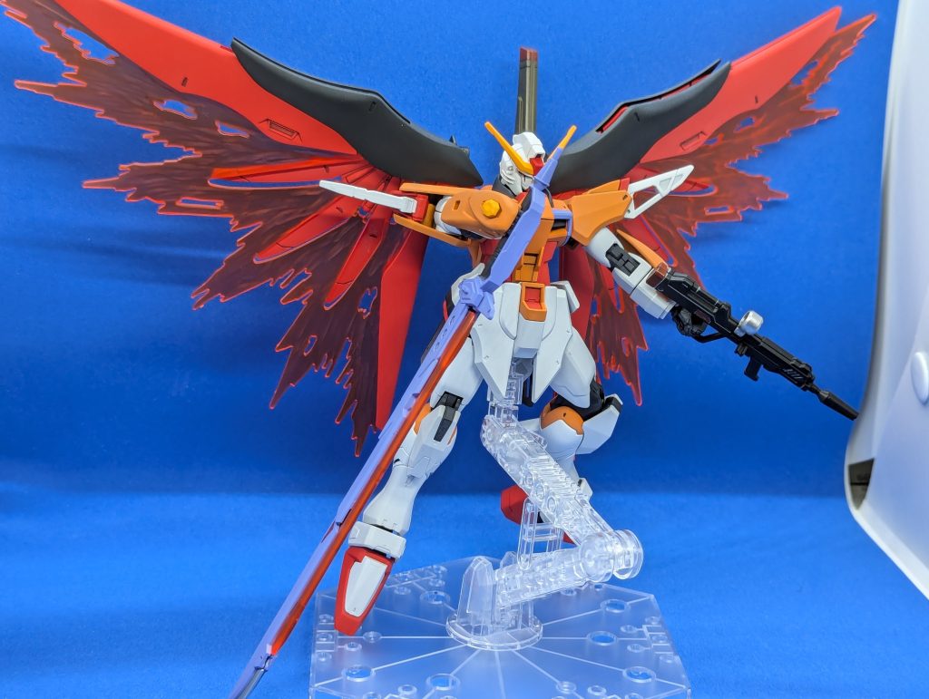 逆手でアロンダイトビームソード装着。メタルロボット魂の宣材写真風に撮れたかな…?光の翼は1000番で軽くヤスリをかけてクリアオレンジを吹いて仕上げにクリアコートしました。