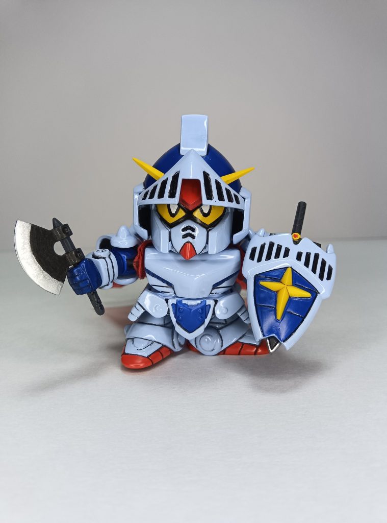 何故か付いてる鋼の斧コミックボンボンを購読していたしOVAも視聴したので、ストーリーは把握していましたが、プラモはこのキットにパーツを追加したバーサルナイトガンダムと、元祖SDの黄金の騎士しか作りませんでした。何故か考えてみたところ、自分にとってのガンダム、そしてガンプラの入門書にして教本、「超戦士ガンダム野郎」にナイトタイプの戦士が殆ど出て来ないからでしょうか。