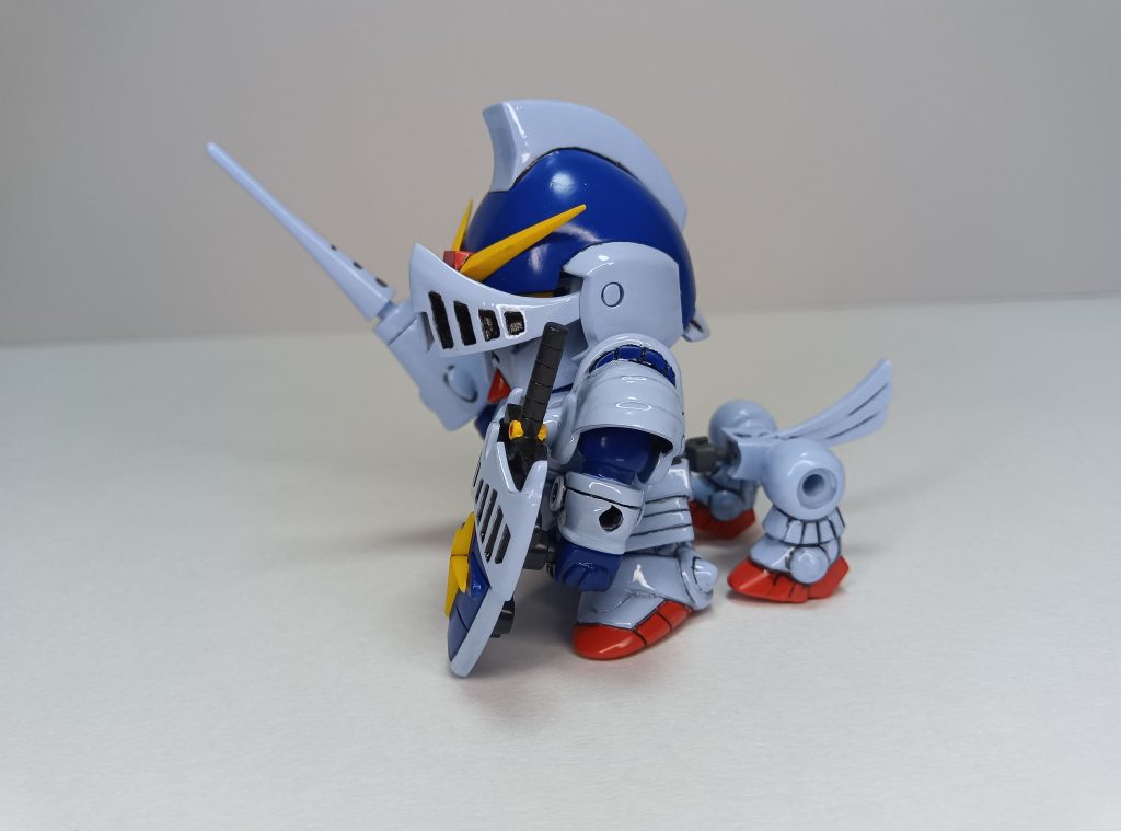 ケンタウロス形態9年前に偶然書店で見かけたコミックボンボンスペシャル「カードダスクエスト」という本の付録に、騎士ガンダム[ケンタウロス形態]というプリズムのカードダスが付いていました。　　　　　　　　　　　　HPは600。(やはり装備か・・・)　　　　　　　　　　　　高機動形態という説明がありましたが、小回り利かなそうだから、盾を前に構えて電磁スピアで全速で突っ込んで行くのが本来の用途では？