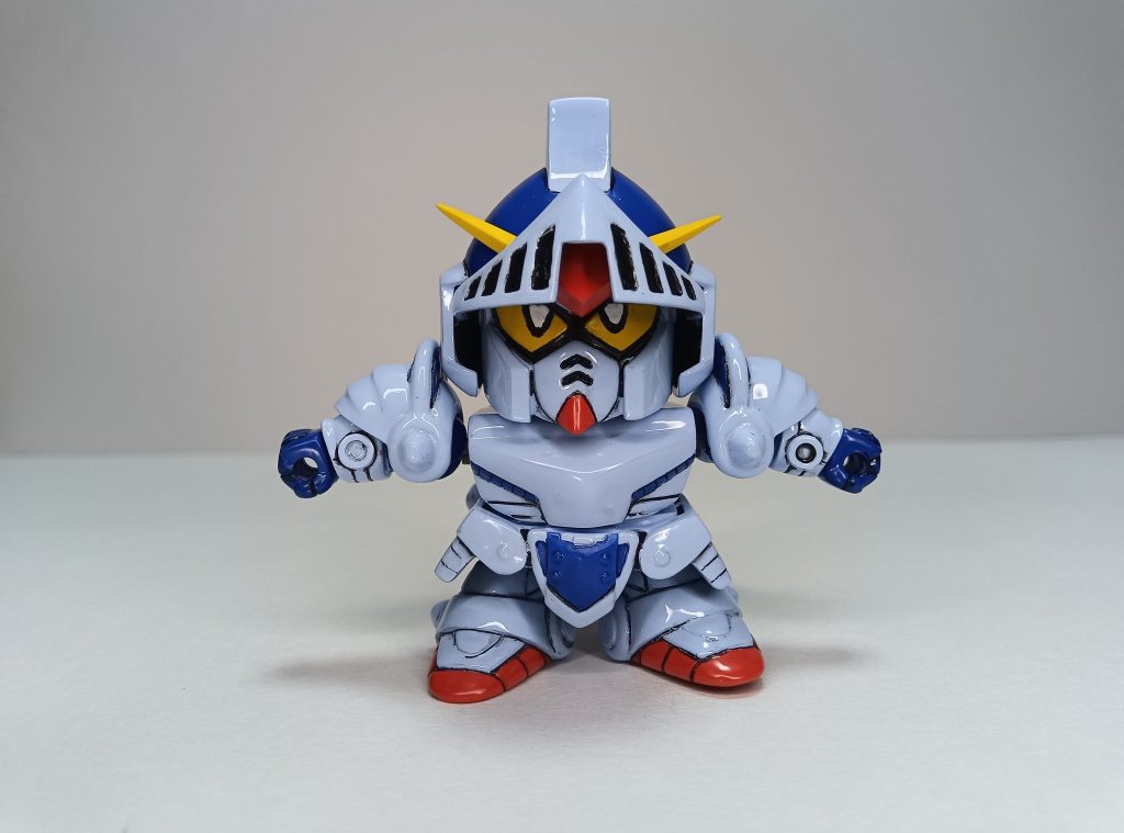 肩鎧装備でもココまで腕が上がります。ナイトガンダムといえば99%銀で塗られていますが、成型色の淡い水色(?)が好きなので再現しようとしましたが、白と手持ちの青系を混ぜても上手く行かず。 店頭やスマホで塗料を調べても見当が付かず、たまたまYou Tubeでナイトガンダムを検索していると、「M3/エムサンちゃんねる」という水性塗料で筆塗りしている動画を発見。 ダメ元で「成型色を再現することは出来ますか?」とコメントで質問してみると「水性ホビーカラーだとスモークブルー、シタデルカラーだとブルーホラー、ファレホだとグレイシャーブルーが近いと思います。」と丁寧な回答をいただきました。 自分は近場で入手出来る水性ホビーカラーを白1:スモークブルー2くらいで使用しましたが、動画ではシタデル、ファレホを使われていたので、そちらを使うと更に近づくのではないでしょうか。