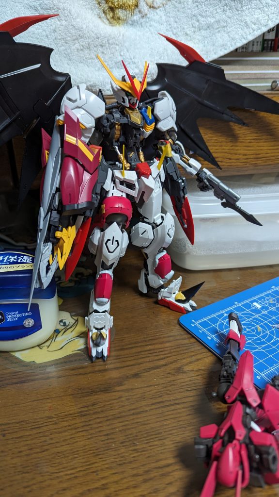 そして紆余曲折、大分改造工程割愛させていただきますが、HGグリムゲルデ、MGEW拡張セット、MGレッドフレーム改、HGヴェルデバスターなどのパーツを使い大体が仕上がります