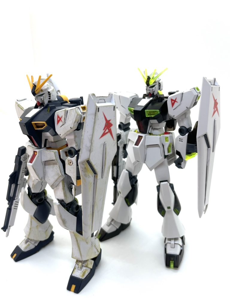 大人になってから初めて作ったνガンダムと娘が始めて作ったνガンダムを並べました!なんとも言えない気持ちになりますね。感慨深いですね。。
