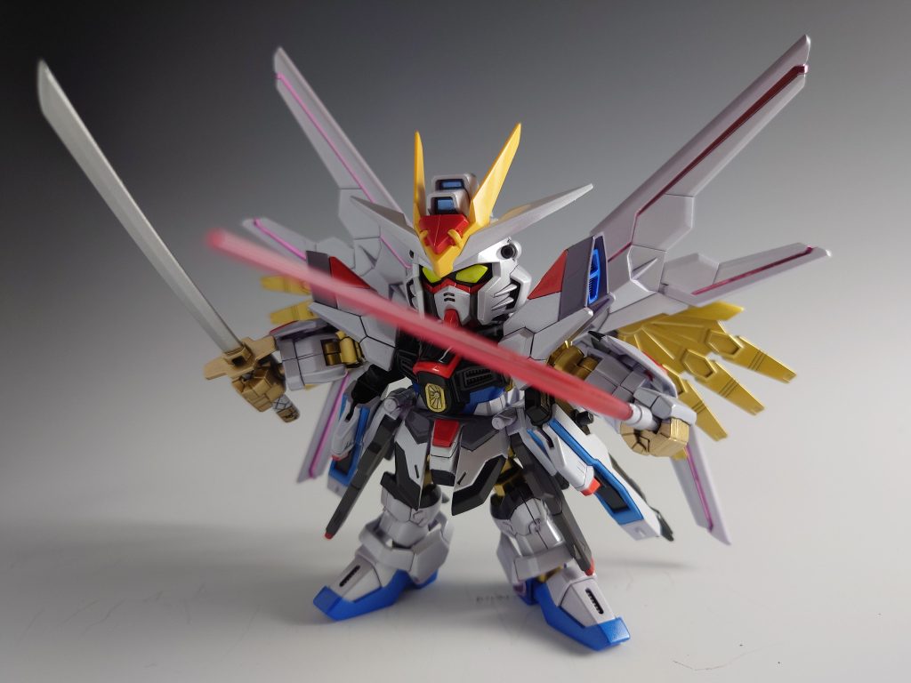 メイン色の白は、下地サーフェイサーに赤紫を使って、わずかにピンクっぽい色味にしています。白はパール塗装にしましたが、あまりパール感無いですね