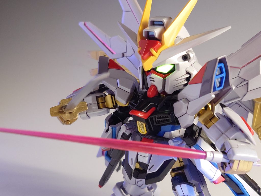 目はUVライトで光ります。ビコーン!SDと舐めてましたが、通常のHGと作成時間変わりませんでした。やっぱSDはパーツ数少ないですが、塗り分けが大変でした。 ご覧いただきありがとうございました。