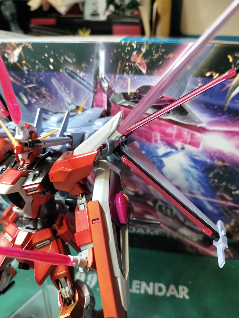 肩は、外れてブーメラン！はやめて、ビームサーベル装備としましたが、全身で12本なんて使えないだろうなぁ。