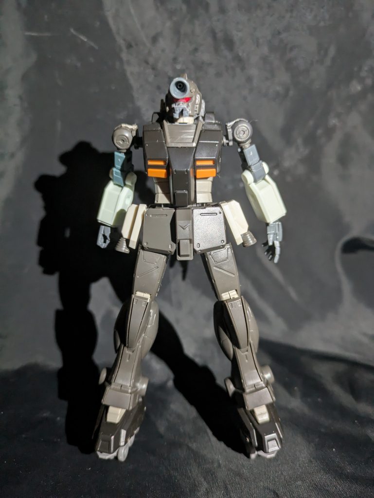 機体前面です。クルスは、AE社の裏計画「GX」の看板機と言う設定の機体ですが、内部骨格が露出したり、ボロボロだったりとAE社にしてはクオリティーが低い機体です。