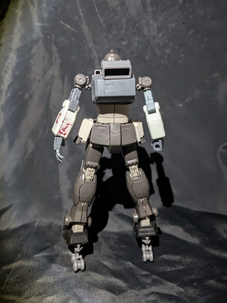 後方です。バックパックは排除し、エネルギーパックと排気口のようなものを取り付けました。一応スラスターはリアアーマーに搭載しています。