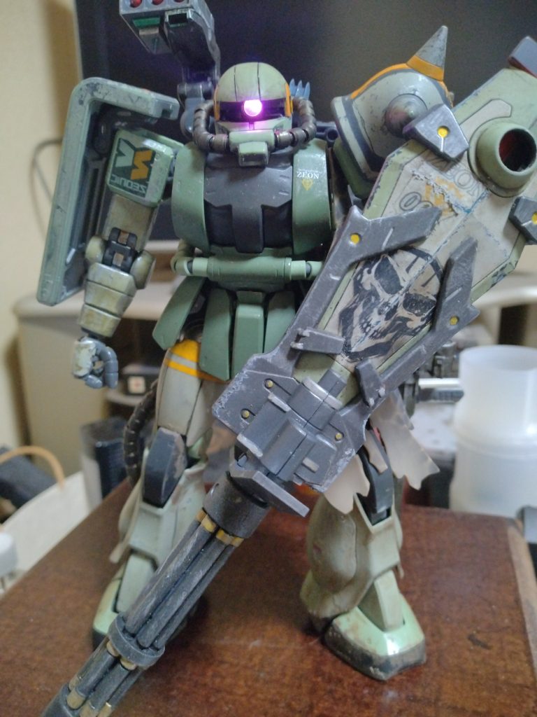 モノアイは磁石式で点灯します。