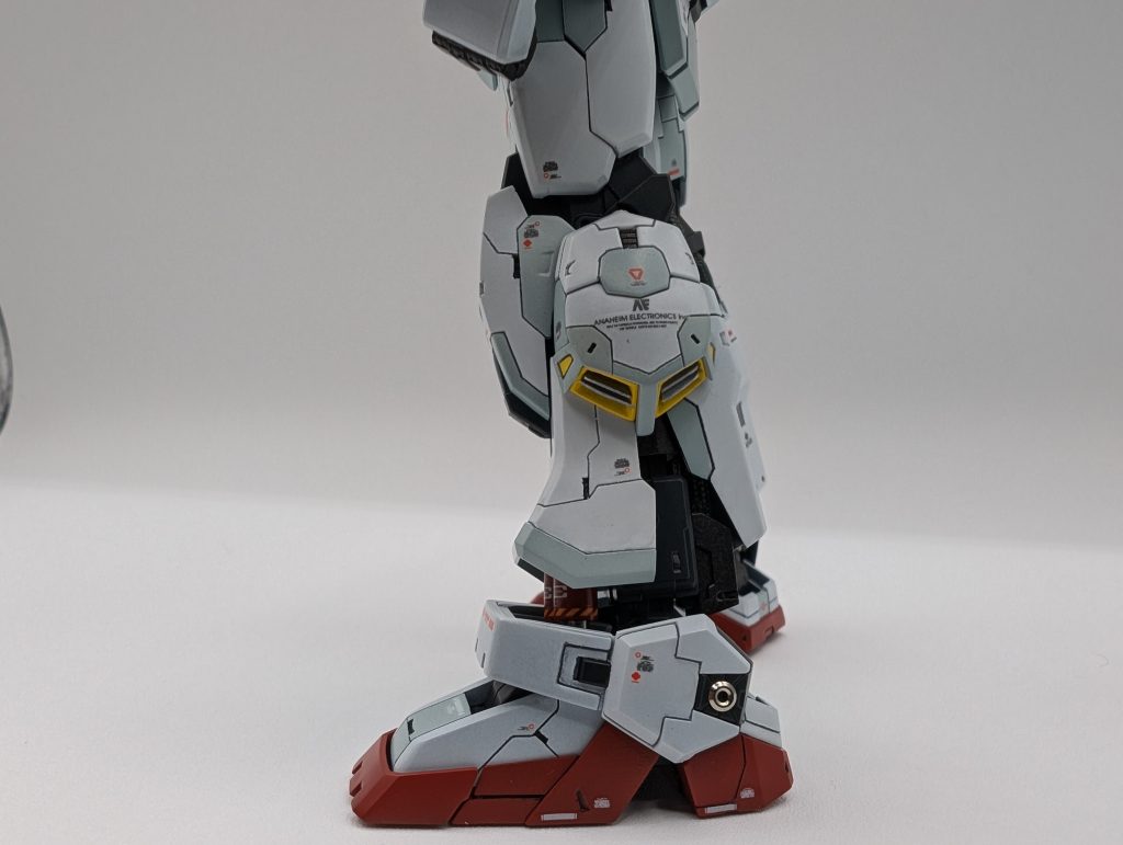 足の甲が自然になったのがお気に入りです。⑨アポジモーターはメタルパーツに変更。⑩ふくらはぎのバーニアを立体的にしたかったのでフィンを自作しました。⑪各部に段落ちモールドなど施してます。