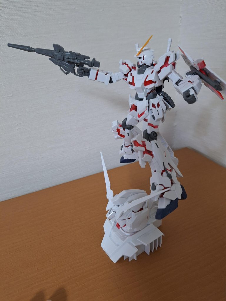 HGユニコーンガンダムデストロイモード、ユニコーンガンダムヘッドディスプレイベースを添えて–2枚目/制作者：undershrine