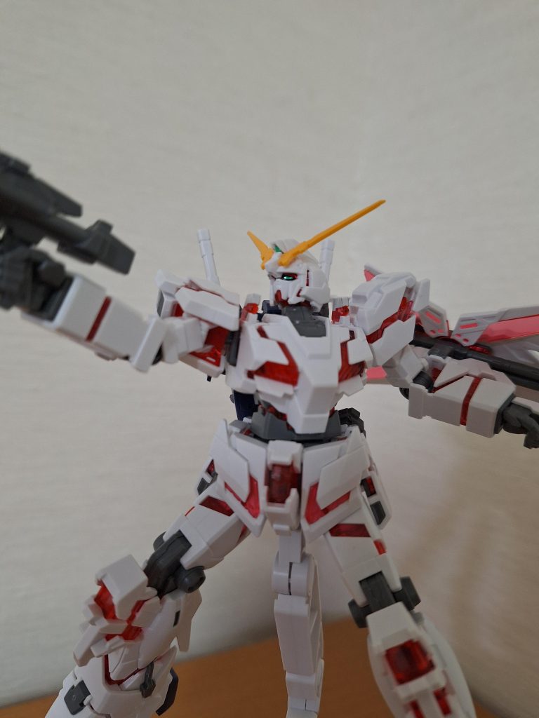 HGユニコーンガンダムデストロイモード、ユニコーンガンダムヘッドディスプレイベースを添えて–3枚目/制作者：undershrine