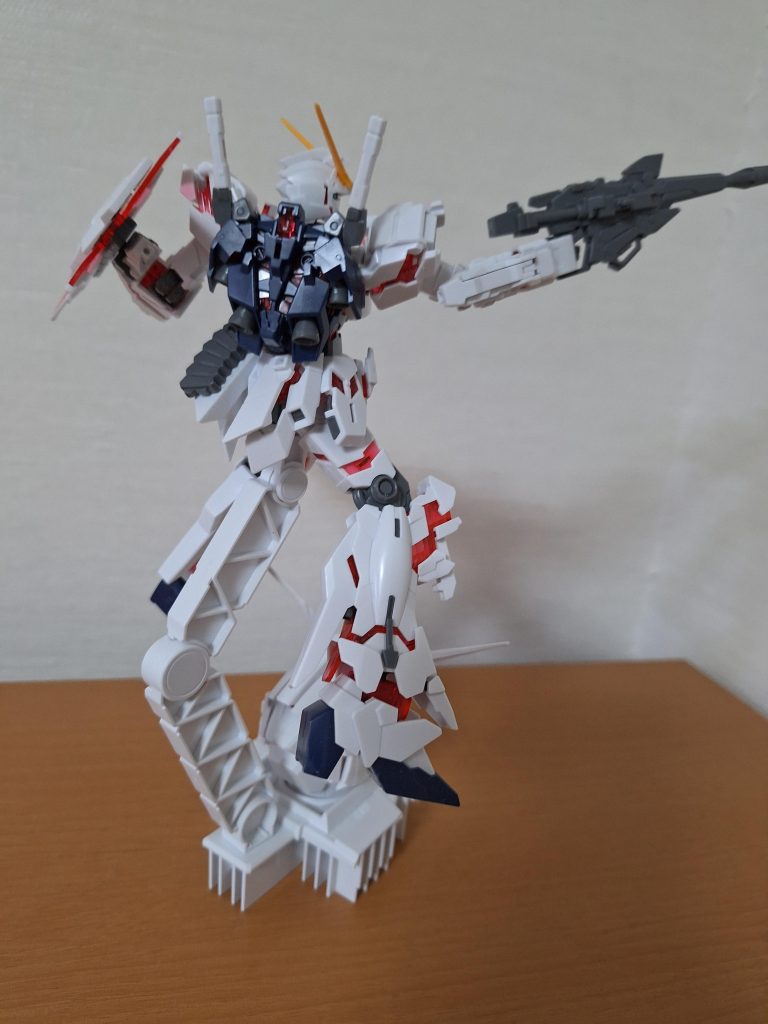 HGユニコーンガンダムデストロイモード、ユニコーンガンダムヘッドディスプレイベースを添えて–4枚目/制作者：undershrine