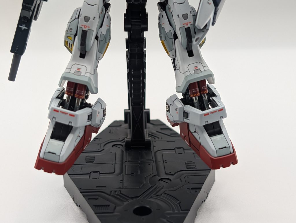 ⑦サスペンションのインナーチューブを金属感を持たせました。⑧膝部分や裾部分にある角いモールド?はセンサーな気がしたので付塗り分けてみました。現代で例えるなら車にある衝突センサーかな?